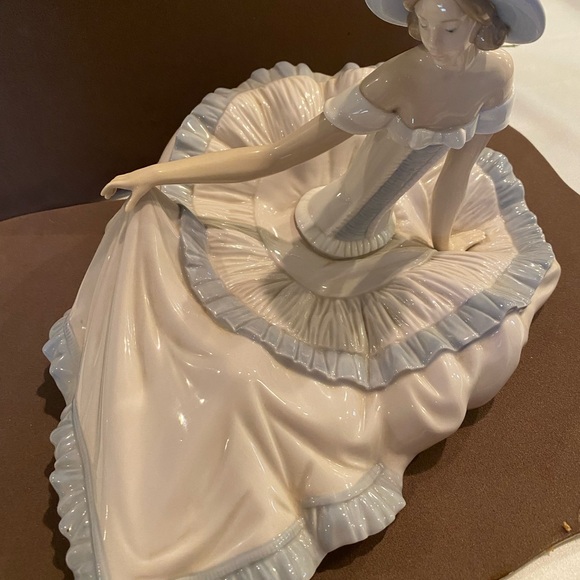 NAO PORCELAIN FIGURINE - Picture 1 of 6